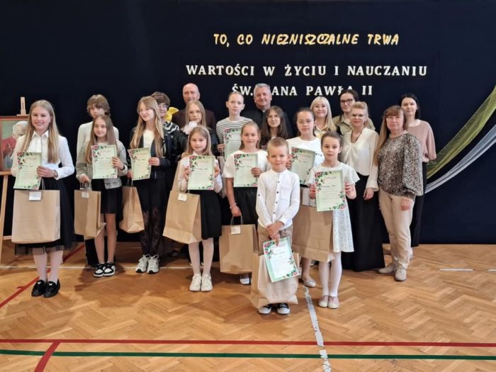 Miniaturka artykułu To, co niezniszczalne trwa” – gala finałowa konkursów wiedzy, recytatorskiego i plastycznego