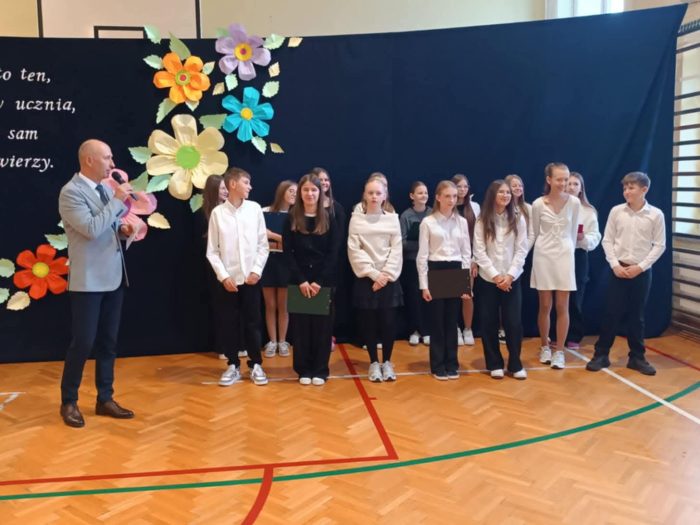 Miniaturka artykułu 📚🌹 Dzień Edukacji Narodowej w naszej szkole – koncert życzeń pełen uśmiechu, wdzięczności i muzyki! 🌟🎶