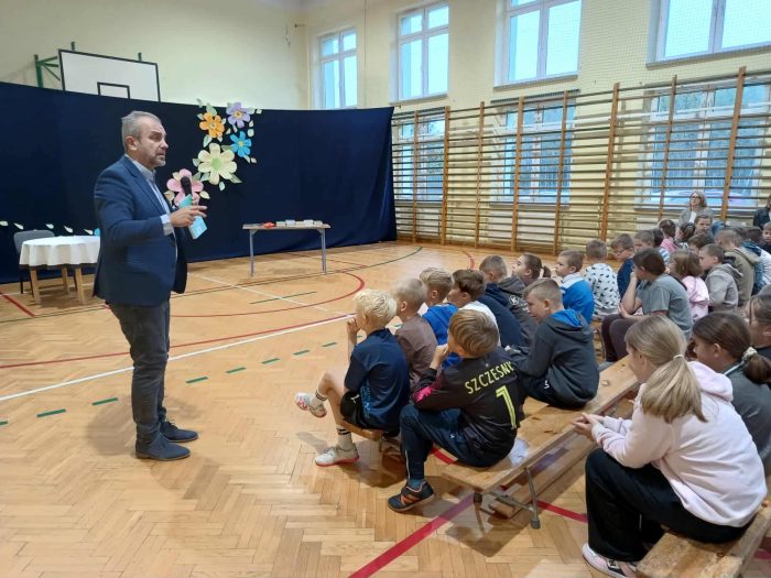 Miniaturka artykułu Spotkanie autorskie z Przemysławem Jakóbczykiem, autorem popularnej serii książek dla dzieci i młodzieży pt. „Księga samodzielności”