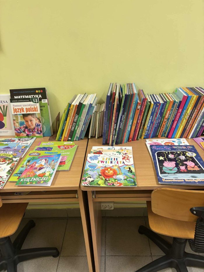 Miniaturka artykułu KIERMASZ TANICH KSIĄŻEK W BIBLIOTECE SZKOLNEJ