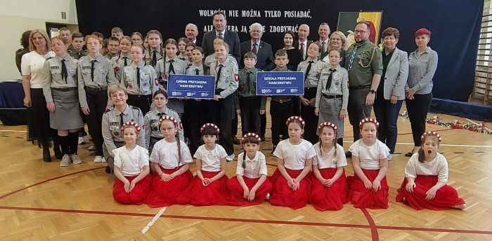 Miniaturka artykułu Wyjątkowa rocznica Konstytucji 3 Maja w Starych Kobiałkach. Szkoła i Gmina wyróżnione prestiżowym tytułem!