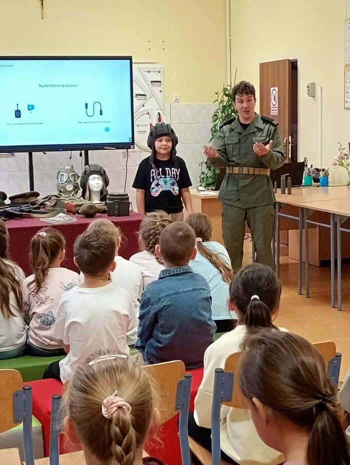 Miniaturka artykułu Warsztaty historyczne „Życie w PRL-u” w Szkole Podstawowej w Starych Kobiałkach