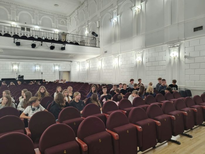 Miniaturka artykułu Wycieczka klas 6–8 na spektakl „Sherlock Holmes. Studium w Szkarłacie”