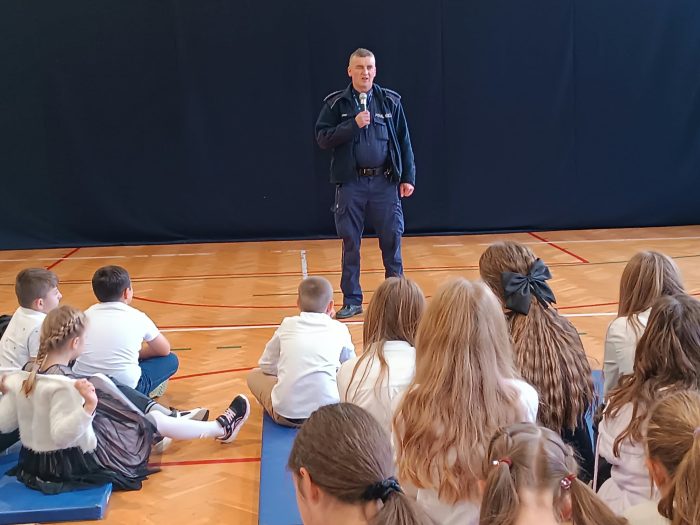 Miniaturka artykułu 🛡️ Bezpieczeństwo to podstawa! Spotkanie z dzielnicowym 👮‍♂️